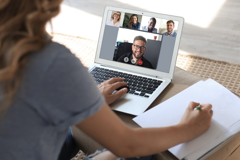 Formatrice animant une session de formation SECUFER en classe virtuelle par visioconférence