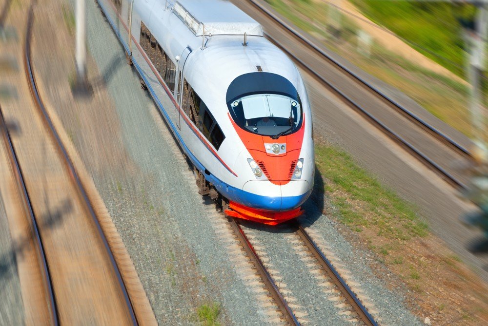 Professionnel ferroviaire suivant la formation SECUFER en e-learning sur ordinateur, avec des documents de sécurité ferroviaire
