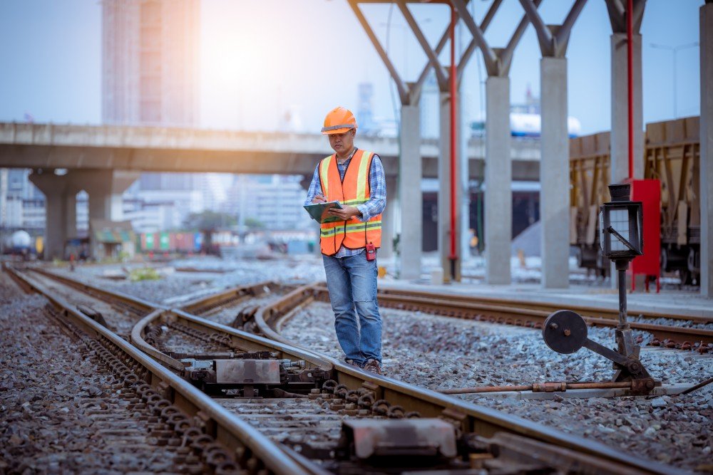 Agents en veste haute-visibilité intervenant dans des emprises ferroviaires, illustrant le contexte de la formation SECUFER